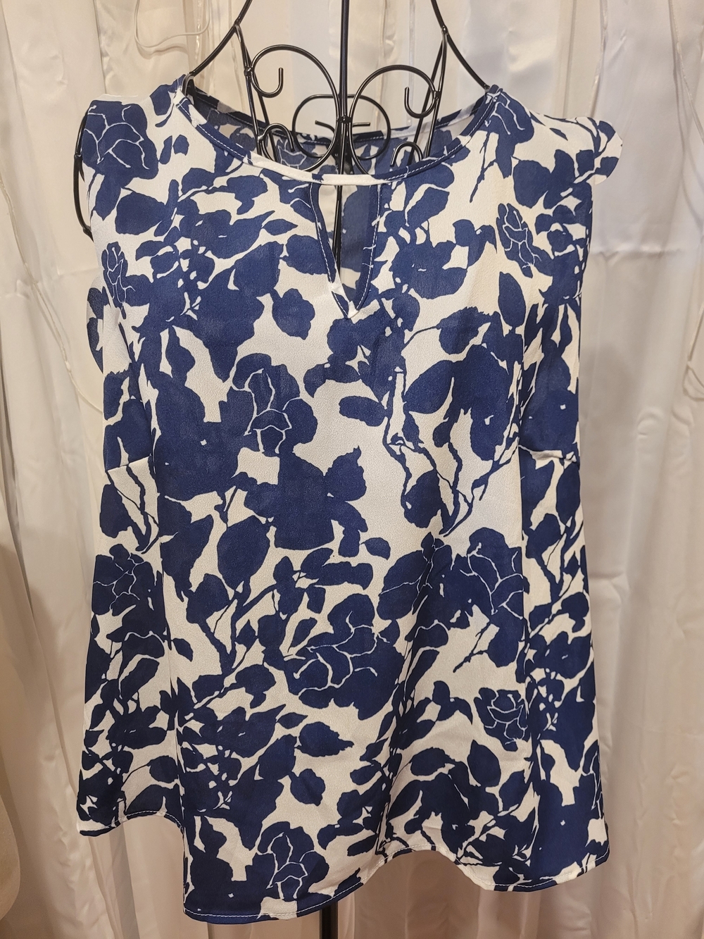 SHEIN White & Navy Blue Floral Sleeveless Blouse
